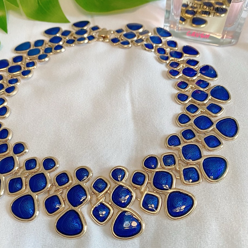 Elegant Collar Necklace: Blue